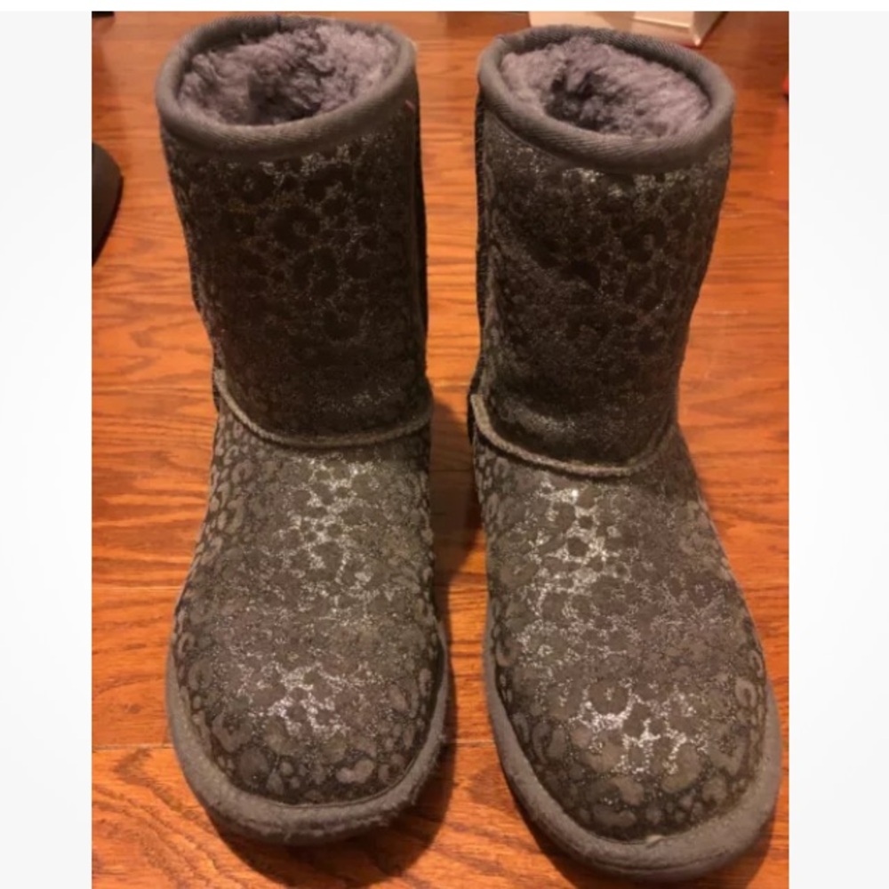 Ugg Big kids brown leopard print SZ big kids 6 or women’s size 7.5 or 8